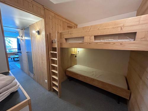 圣莫里斯堡Appartement Cosy Les arcs 1800的一间客房内配有两张双层床的房间