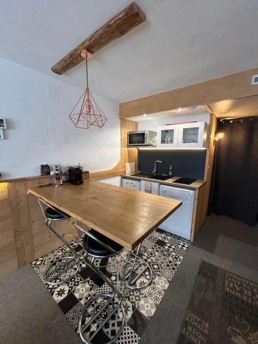 圣莫里斯堡Appartement Cosy Les arcs 1800的一间厨房,内设一张木桌