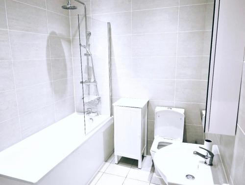 伦敦LUX Flat Marylebone Oxford Street的浴室配有卫生间、盥洗盆和淋浴。