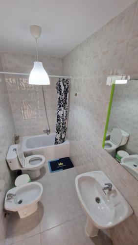 马拉加Historic Malaga Centro Rooms的浴室设有2个卫生间、水槽和浴缸。