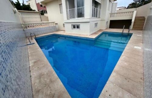 杰迪代Villa avec piscine privée的一座大蓝色游泳池,位于房子前