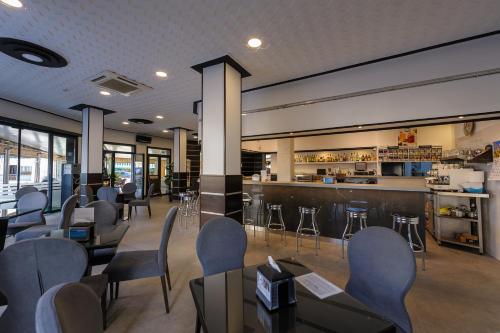 莫切卡斯塔玛利酒店的一间带桌椅的餐厅和一间酒吧