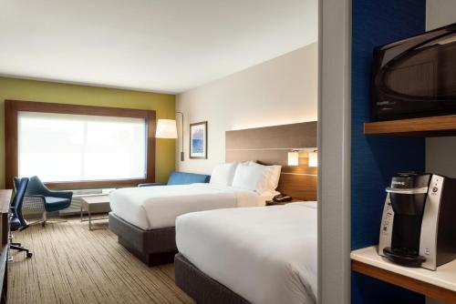 西得梅因Holiday Inn Express & Suites - West Des Moines - Jordan Creek, an IHG Hotel的酒店客房设有两张床和电视。