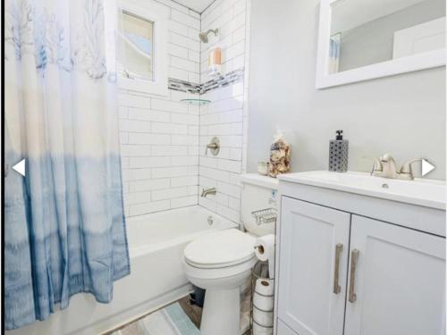 比奇港Patel的白色的浴室设有卫生间和水槽。