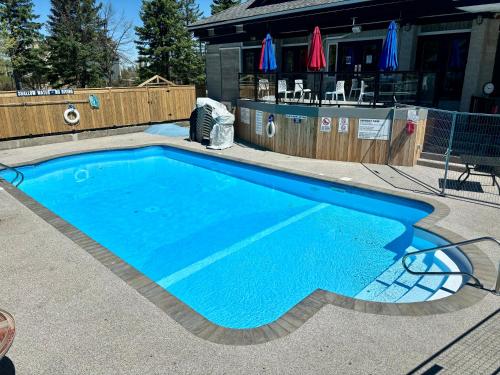 蓝山蓝山山畔复式公寓的院子里的大型蓝色游泳池