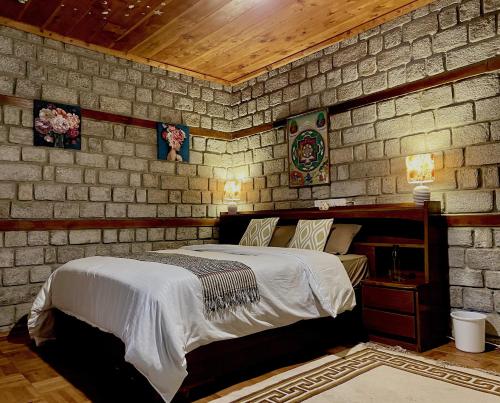 马拉里The OakHurst的卧室配有砖墙内的床铺