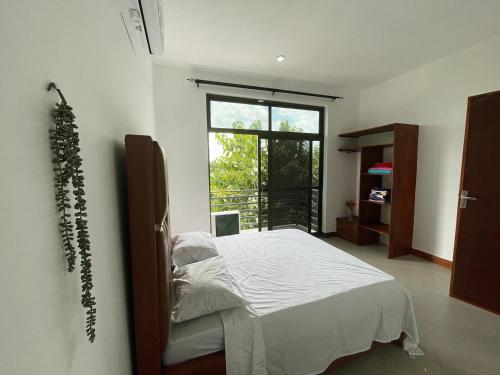 达累斯萨拉姆Stylish 1-Bedroom Apartments with Amazing Views的一间卧室设有一张床和一个大窗户