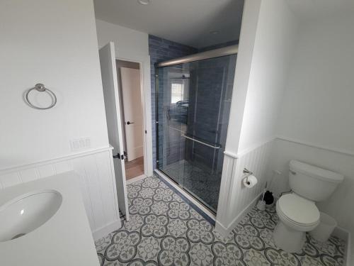Brighton Beach6 Bedroom Luxury Home的带淋浴、卫生间和盥洗盆的浴室