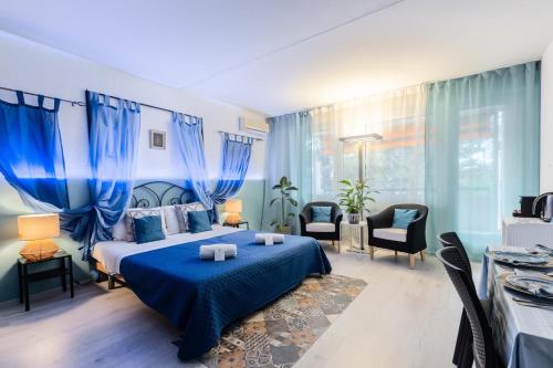 比索内Lake Apartment 4的一间卧室配有蓝色的床和蓝色窗帘