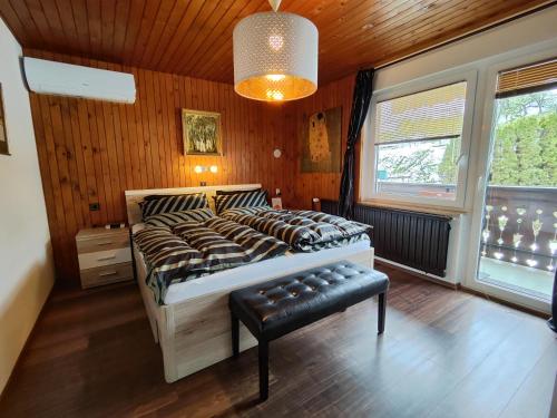 博希尼Snežak (Snowman)的卧室配有一张床铺,位于带木墙的房间内