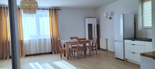 克拉科夫Miriam Apartment Kraków Borkowska的厨房以及带桌椅的用餐室。