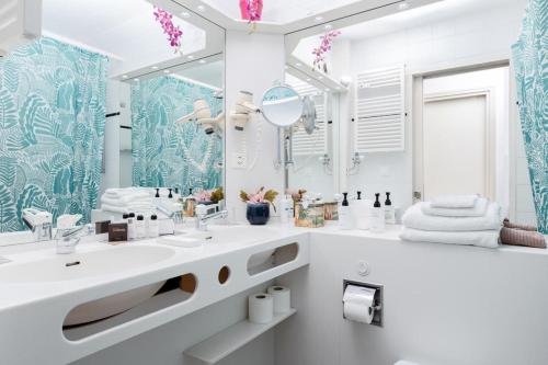 比索内Lake Apartment 4的一间带水槽和镜子的浴室