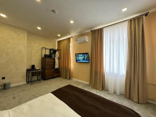巴库Liberta Hotel Baku的一间卧室设有一张大床和一个窗户。