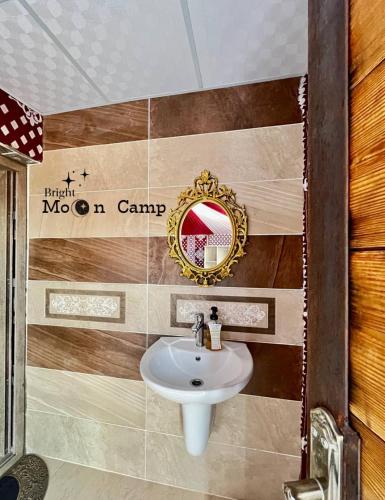 瓦迪拉姆Rum Bright Moon Camp的浴室设有水槽和墙上的镜子