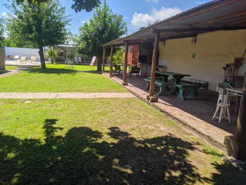 瓜莱瓜伊Bungalows Gualeguay的一个带桌子和野餐桌的庭院