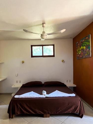 马祖特Posada Aketzalli Mazunte的一间卧室配有一张带吊扇的床