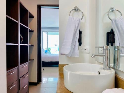 卡塔赫纳Wonderful 2BR with impressive view的一间带水槽的白色浴室和一间卧室