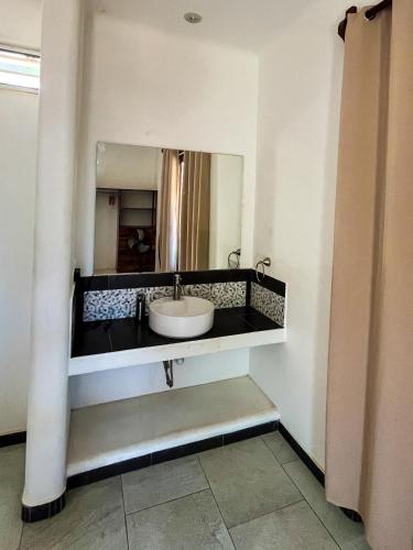 马祖特Posada Aketzalli Mazunte的一间带水槽和镜子的浴室