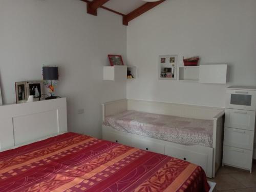 普佐伊杜Sardinia Ovest 2的卧室设有床铺和白色墙壁