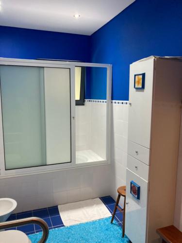 富尔纳斯Quinta de Santana - Queimadas的浴室设有蓝色的墙壁、窗户和水槽