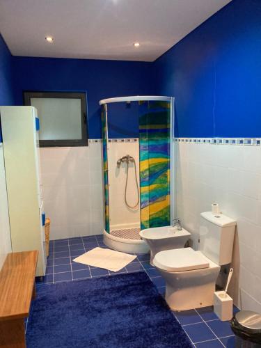 富尔纳斯Quinta de Santana - Queimadas的一间带两个卫生间和淋浴的浴室
