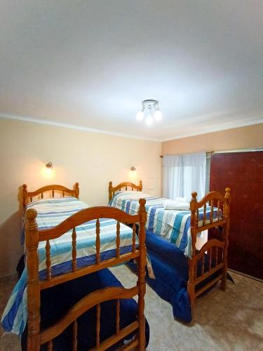 圣胡安Hotel Interlagos的一间卧室设有两张双层床和一扇窗户。