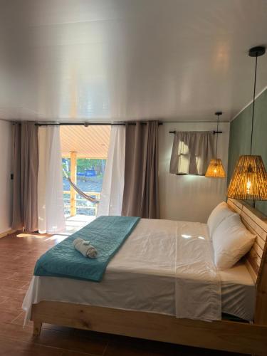 埃尔蒙特Esencia Nativa的卧室内的一张大床,设有窗户
