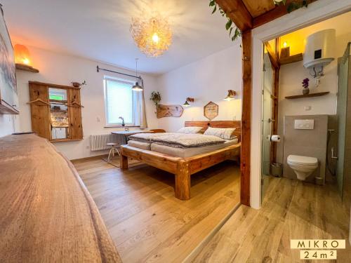 诺伊鲁平Altstadt Apartments的一间卧室设有一张床和一间浴室。
