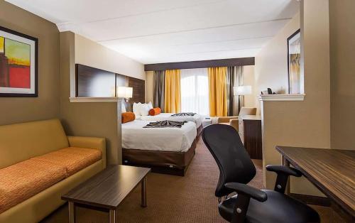 奥兰多Sonesta Essential Orlando的酒店客房,配有床和沙发