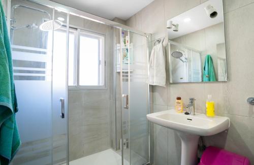 贝纳尔马德纳Habitación doble con baño compartido en Benalmadena的一间带水槽和淋浴的浴室