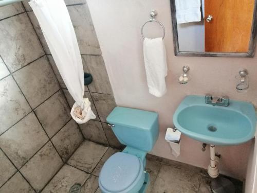 圣何塞德尔卡沃casa agave的浴室设有蓝色的卫生间和水槽。