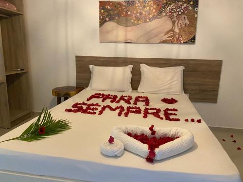 塔曼达雷Pousada Águas de Tamandaré的一张写在上面的幸福新年的床