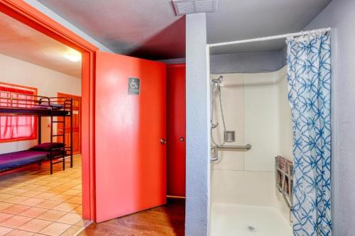 拉斯维加斯Sin City Hostel的带淋浴和红色墙壁的浴室