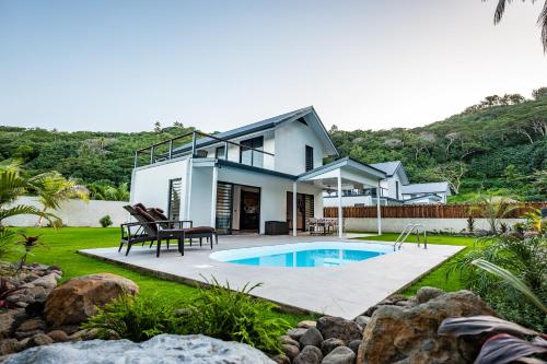 波拉波拉Hidden Villas by Matira Beach的庭院中带游泳池的房子