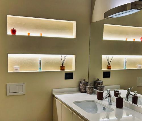 都灵Apart Deluxe Casa Boffa-Costa的一间带水槽和镜子的浴室