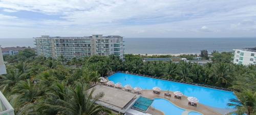 潘切Apartaments, Mui Ne, Viet Nam的享有度假胜地的空中景致,设有游泳池和海洋