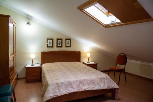 英雄港Casa Espaçosa perto de Angra的一间卧室配有一张床和天窗
