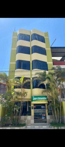齐克拉约Hotel San Eduardo的前面有圣布兰卡标志的高楼