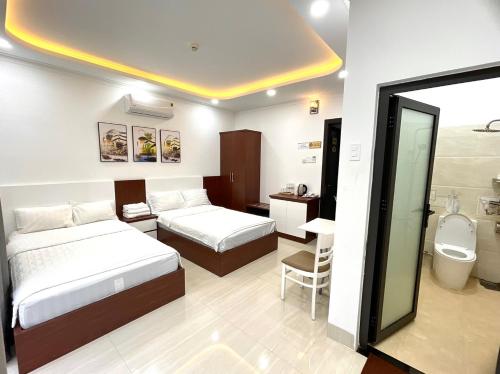 潘郎KAMI HOTEL的酒店客房带两张床和一间浴室