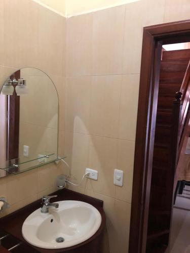 安巴托CASA DE CAMPO HOSPEDAJE的一间带水槽和镜子的浴室
