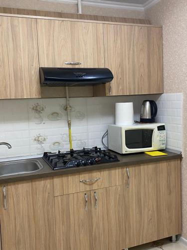 基希讷乌Apartament Chisinau str.Cuza Voda的厨房配有炉灶和微波炉。
