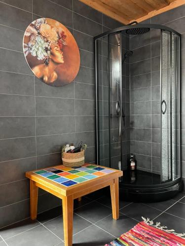 采西斯Rakši的一间带木桌和淋浴的浴室