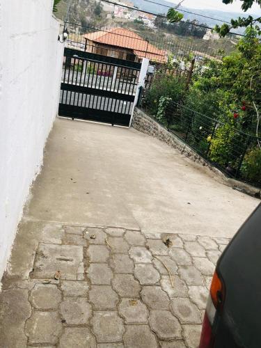 安巴托CASA DE CAMPO HOSPEDAJe的车道,房子前有门
