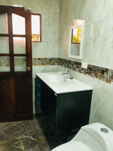 安巴托CASA DE CAMPO HOSPEDAJe的一间带水槽和卫生间的浴室