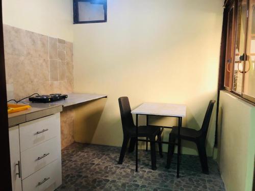 安巴托CASA DE CAMPO HOSPEDAJe的一个带桌子和两把椅子的小厨房