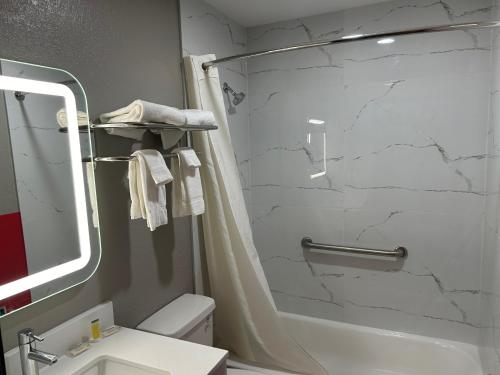 刘易斯顿路易斯顿奥本区速8酒店的带淋浴、卫生间和盥洗盆的浴室