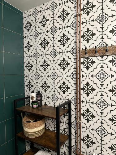 采西斯Rakši的浴室设有黑色和白色的瓷砖墙。