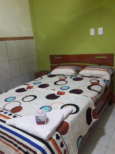伊基托斯Hostal Real Center的一间卧室配有一张带牛皮图案毯子的床