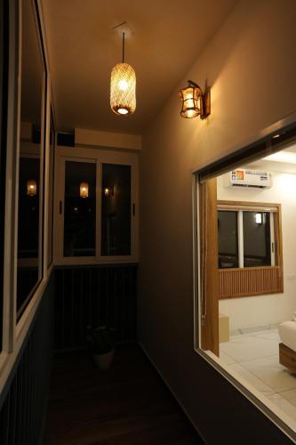 瓦亚纳德M!steria Inn near Banasura sagar的一间设有窗户和灯的走廊的客房