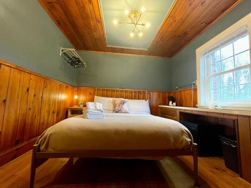 Spruce PineSkyline Village Inn的一间卧室设有一张带天花板的大床